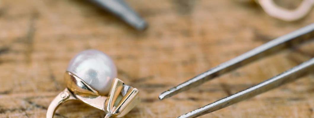 Mantén tus joyas de oro como el primer día con estos consejos